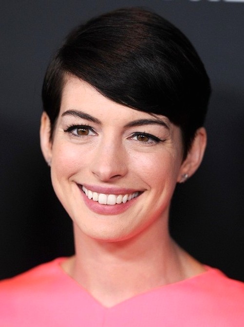 2014-Anne-Hathaway-Hairstyles--Easy-Short-Pixie-Haircut-with