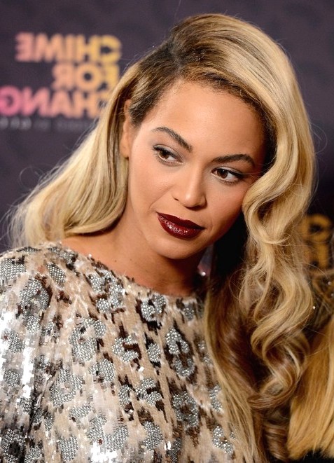 2014-Beyonce-Knowles-Hairstyles--Blonde-Long-Wavy-Hair