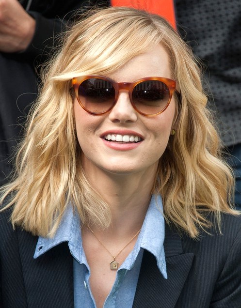 2014-Emma-Stone-Hairstyles--Blunt-Layered-Hairstyles-for-Med