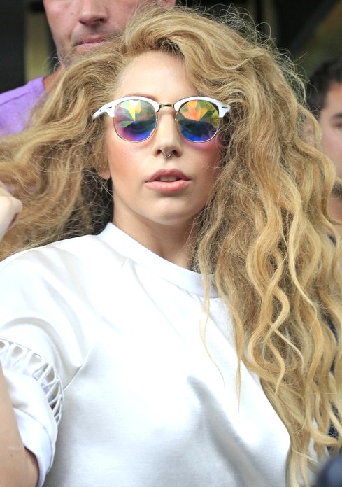2014-Lady-Gaga-Hairstyles--Long-Layered-Wavy-Hairstyle