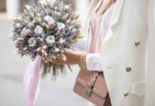 Дарите девушкам цветы!